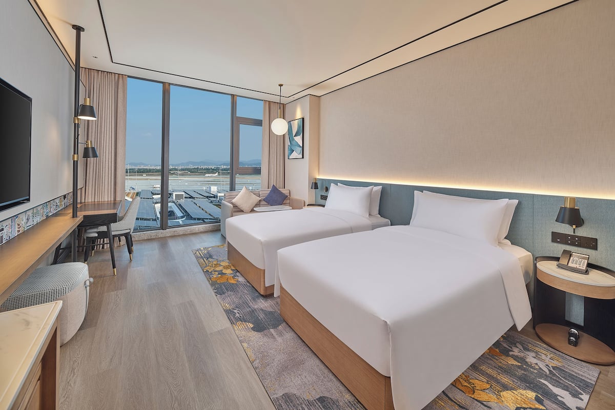 Rum - 2 enkelsängar (Airport View) | Duntäcken, värdeförvaringsskåp på rummet och mörkläggningsgardiner