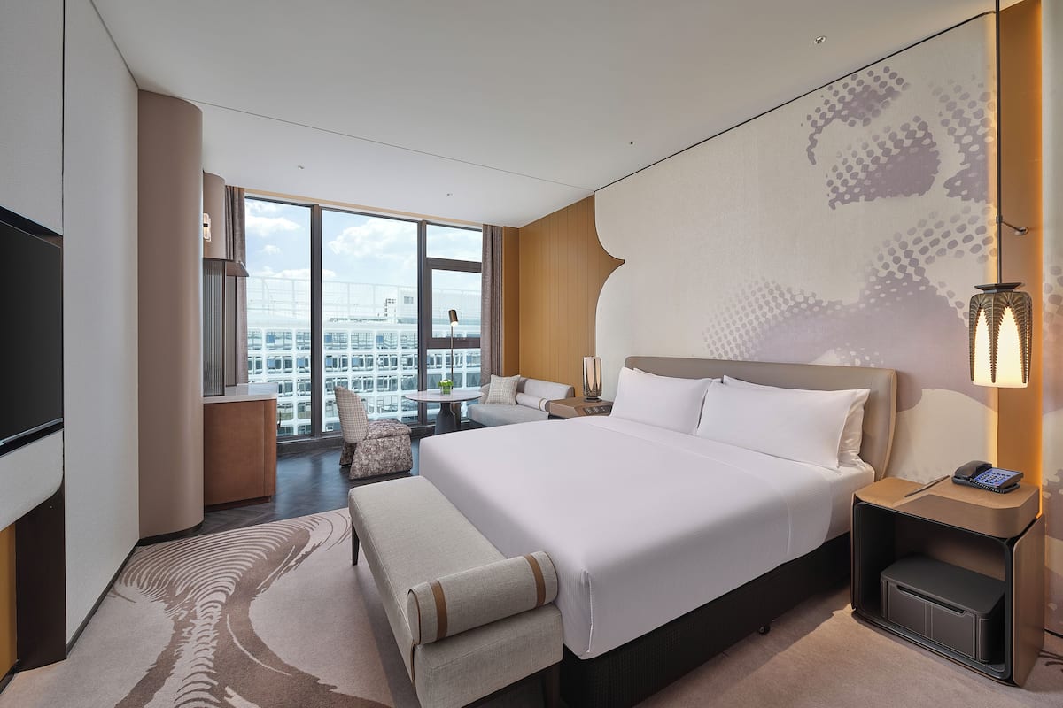 Cubrecamas, caja de seguridad en la habitación y cortinas blackout