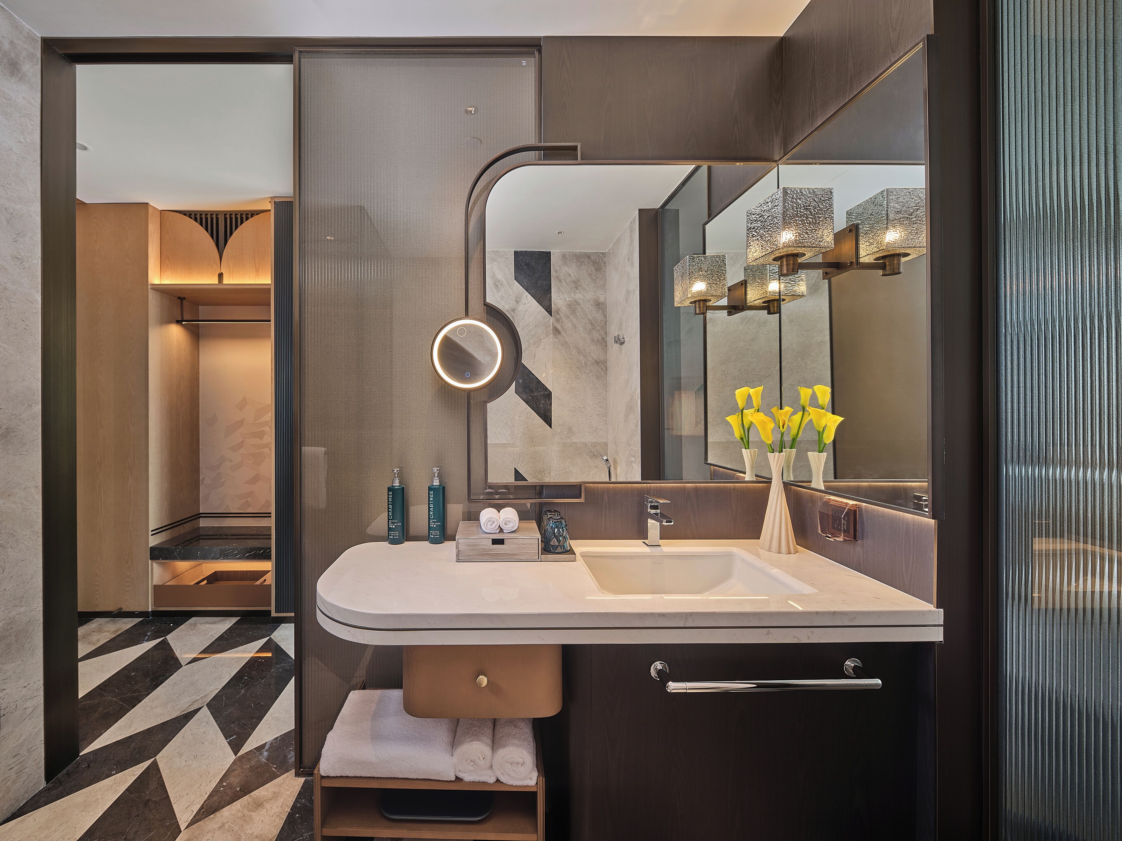 Cubrecamas, caja de seguridad en la habitación y cortinas blackout 