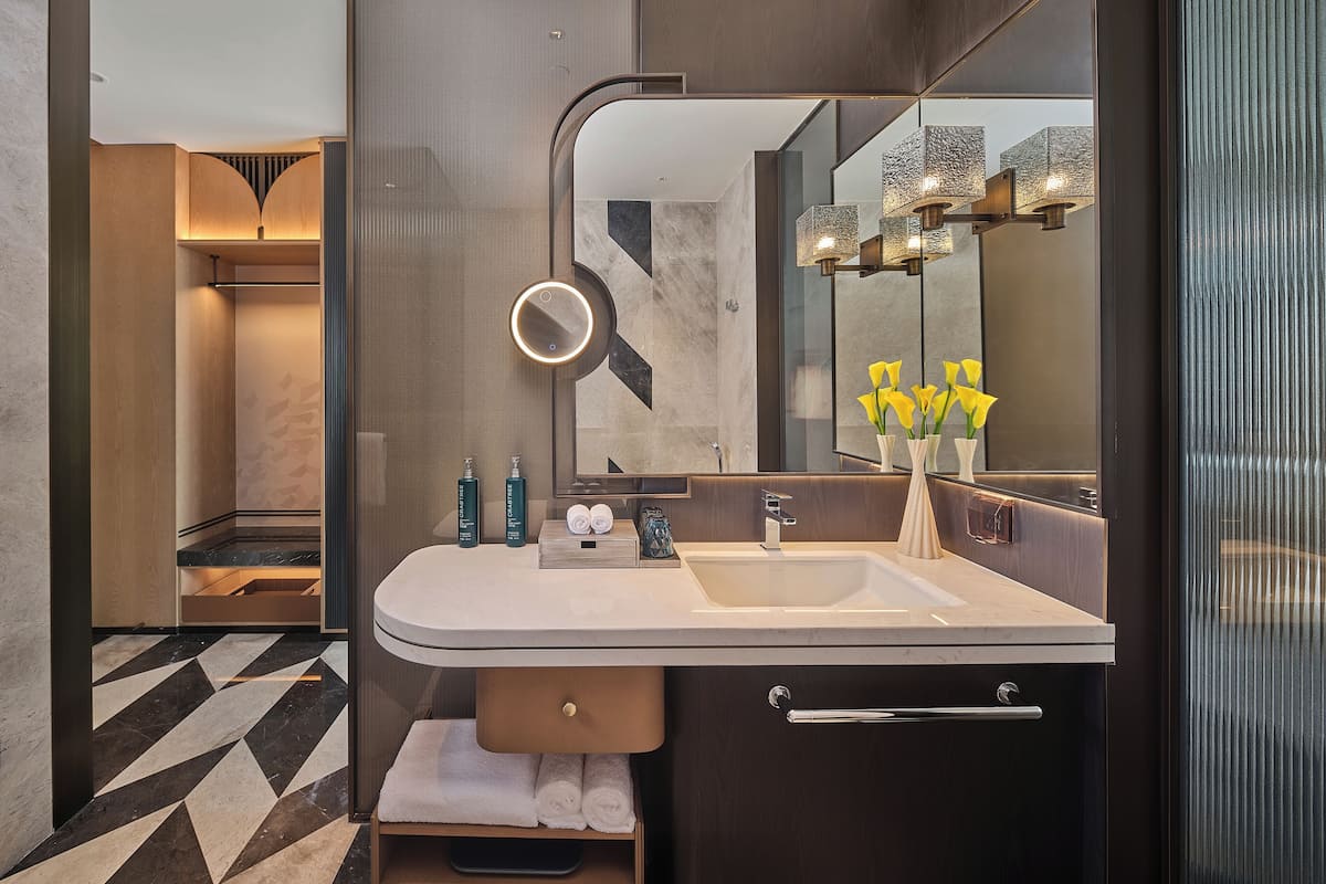 Cubrecamas, caja de seguridad en la habitación y cortinas blackout