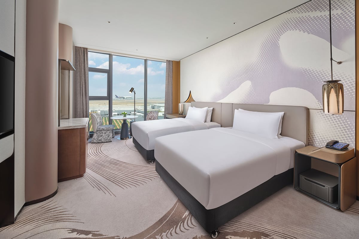 Cubrecamas, caja de seguridad en la habitación y cortinas blackout