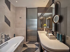 Down duvets, in-room safe, desk, blackout curtains - Hilton Guangzhou Baiyun Airport (Guangzhou)