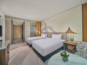 Cubrecamas, caja de seguridad en la habitación y cortinas blackout