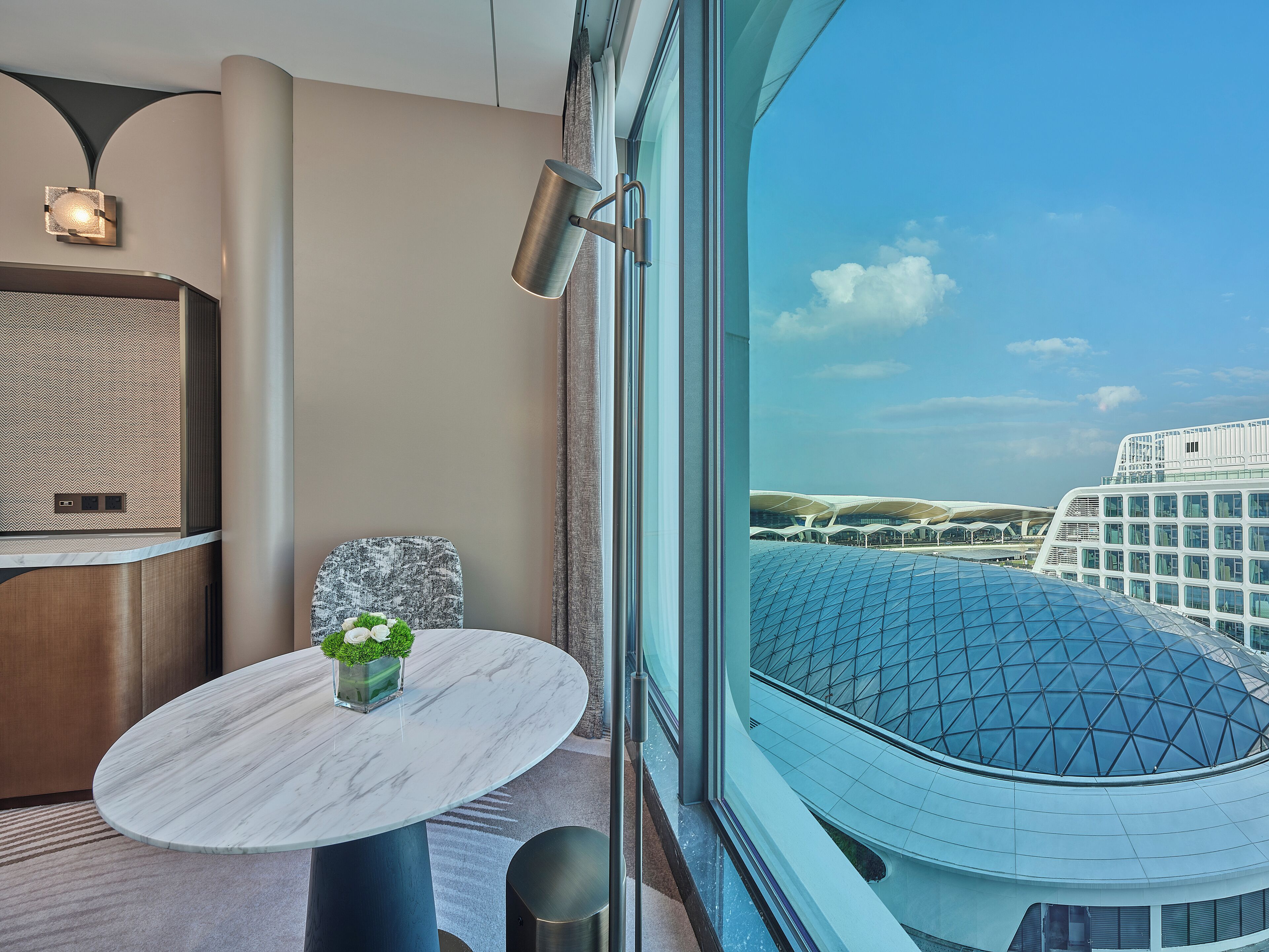 羽绒被、客房内保险箱、办公桌、遮光窗帘