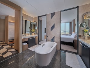 Cubrecamas, caja de seguridad en la habitación y cortinas blackout