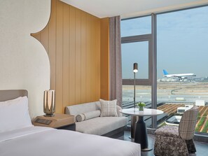 이그제큐티브룸, 킹사이즈침대 1개 (Airport View) | 오리/거위털 이불, 객실 내 금고, 책상, 암막 커튼