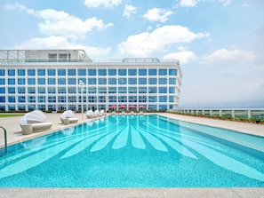 Una piscina al aire libre de temporada