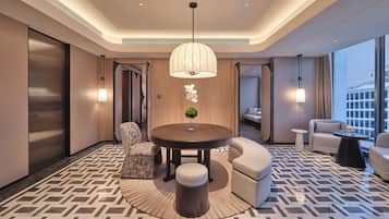 Suite presidencial, 1 cama King size | Edredón, caja de seguridad en la habitación y escritorio