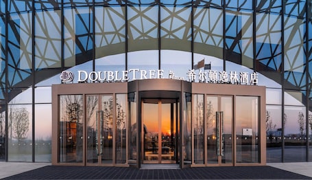 Exterior. Doubletree By Hilton Zhengzhou Airport Aerotropolis