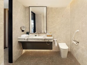 Chambre, 1 trÚs grand lit, accessible aux personnes à mobilité réduite | Salle de bain | Douche à « effet pluie », sÚche-cheveux, peignoirs, chaussons