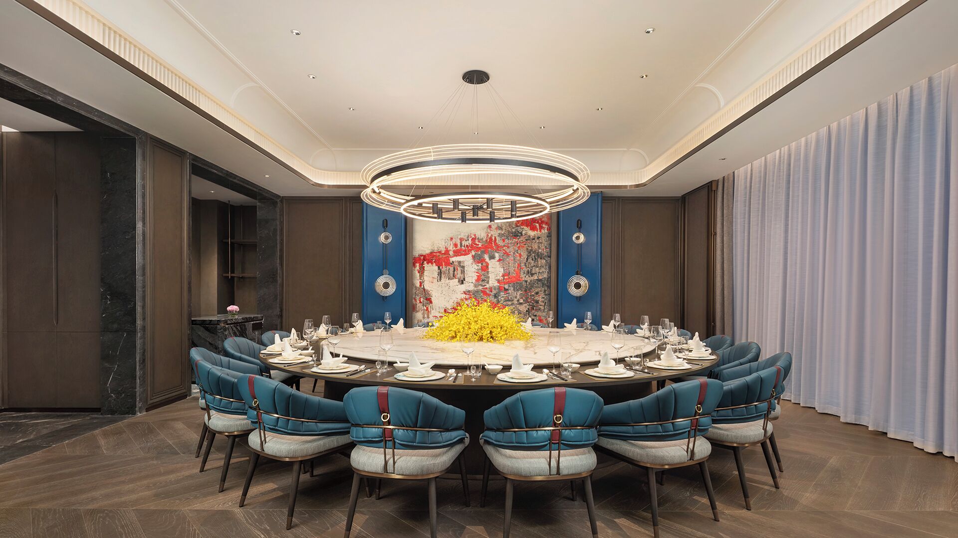 3 restaurants, breakfast served