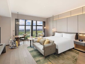 Minibar, desk, laptop workspace, blackout drapes - Doubletree By Hilton Zhengzhou Airport Aerotropolis (Zhengzhou)