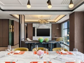 Premium Suite, 1 King Bed | Minibar, desk, blackout curtains, free cots/infant beds - Doubletree By Hilton Zhengzhou Airport Aerotropolis (Zhengzhou)