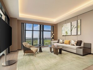 Deluxe Suite, 1 King Bed | Minibar, desk, blackout drapes, free cribs/infant beds - Doubletree By Hilton Zhengzhou Airport Aerotropolis (Zhengzhou)