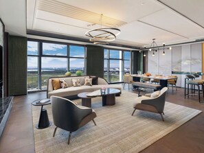 Presidential Suite, 1 King Bed | Minibar, desk, blackout drapes, free cribs/infant beds - Doubletree By Hilton Zhengzhou Airport Aerotropolis (Zhengzhou)