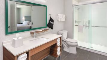 Combined shower/tub, free toiletries, hair dryer, towels