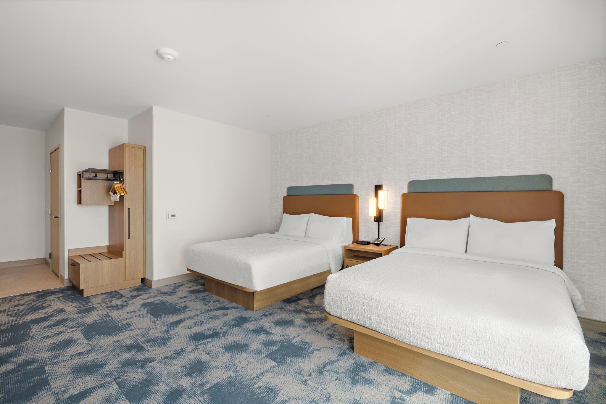 客房, 2 張加大雙人床, 無障礙, 浴缸 (Mobility & Hearing) | 羽絨被、書桌、手提電腦工作空間、遮光窗簾/窗簾