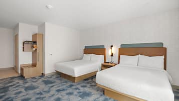 Camera, 2 letti queen, accessibile ai disabili, vasca da bagno (Mobility & Hearing) | Copriletto in piuma, una scrivania, postazione laptop, tende oscuranti