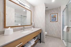 Produtos de toalete grátis, secador de cabelo, toalhas de banho 