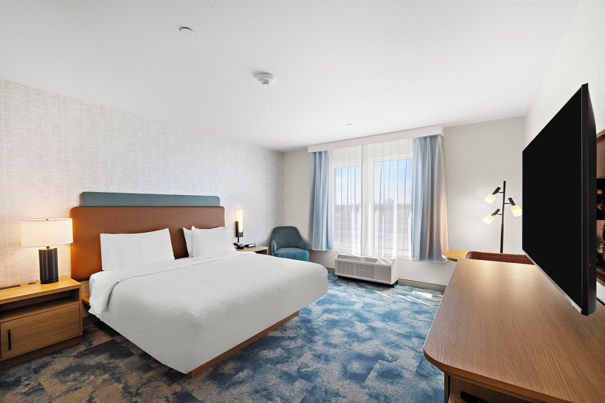 Daunenbettdecken, Schreibtisch, laptopgeeigneter Arbeitsplatz