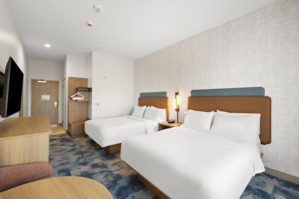 羽絨被、書桌、筆電工作空間、遮光布/窗簾