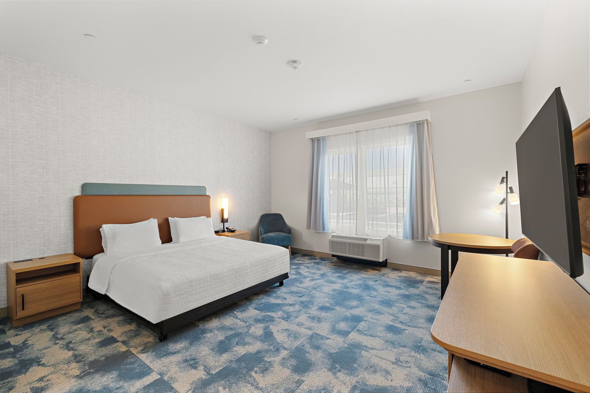 Edredons de pluma, escrivaninha, espaço de trabalho para notebook