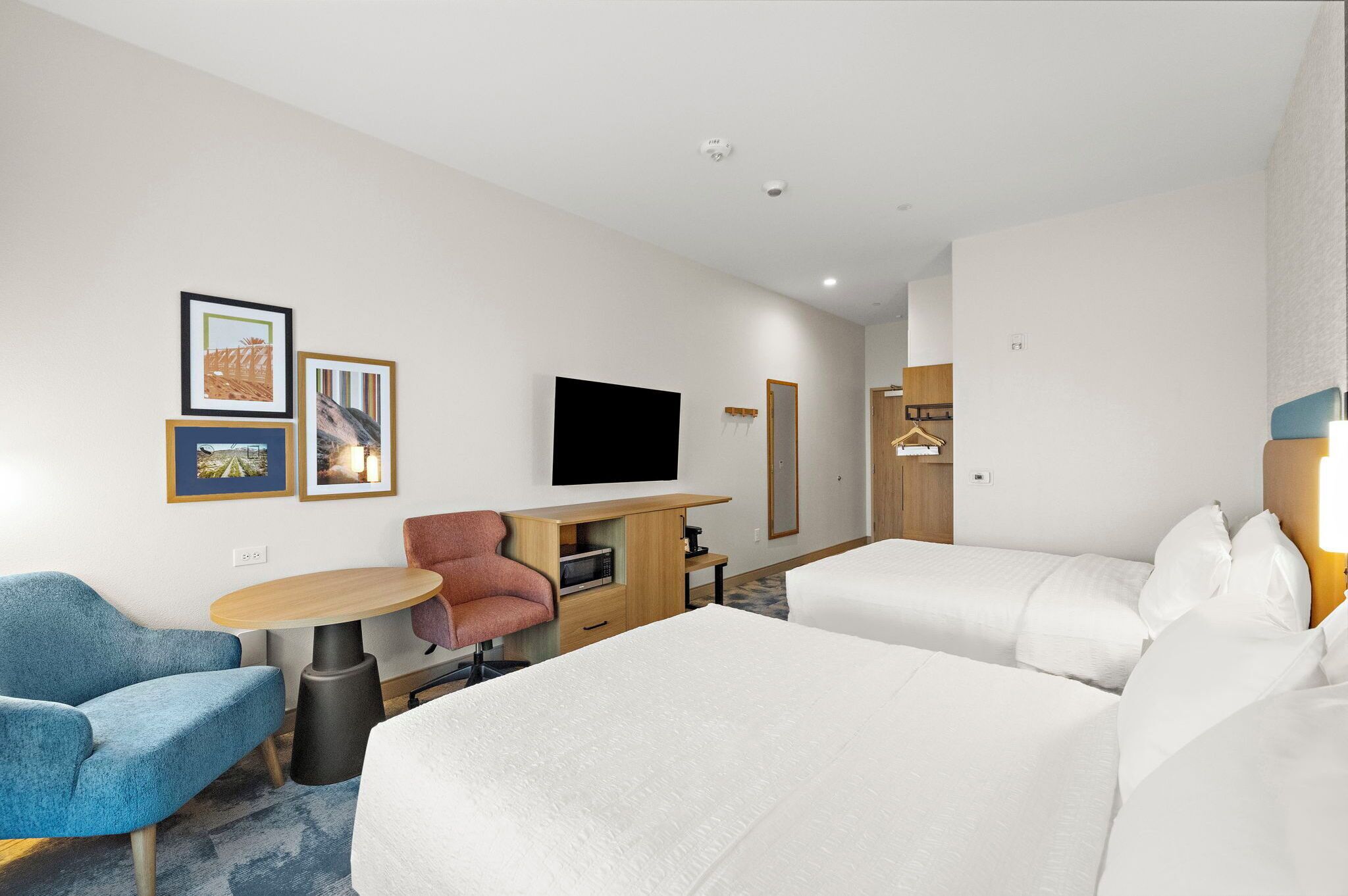 Daunenbettdecken, Schreibtisch, laptopgeeigneter Arbeitsplatz