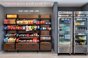 Zona de venta automática con aperitivos y bebidas, con diversas opciones.