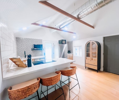 Cozy Cottage in Downtown Gilbert Heritage District Sleeps Up To 3