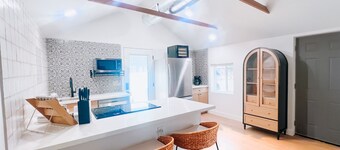 Cozy Cottage in Downtown Gilbert Heritage District Sleeps Up To 3