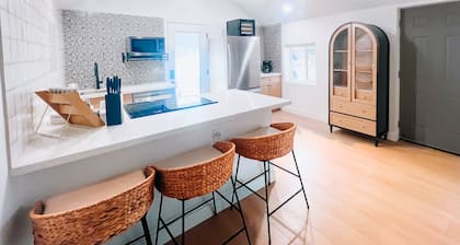 Cozy Cottage in Downtown Gilbert Heritage District Sleeps Up To 3