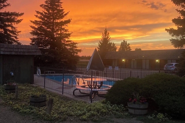 En säsongsöppen utomhuspool