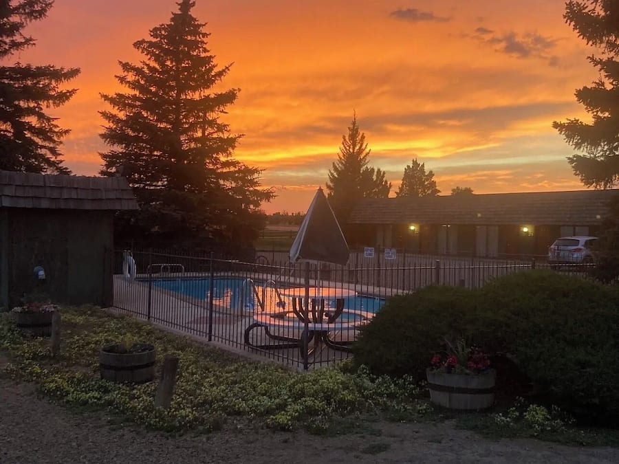 Una piscina al aire libre de temporada