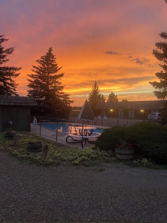 Piscina externa sazonal. North Winds Lodge LLC