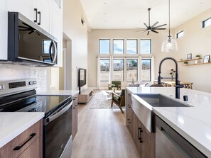 Fridge, microwave, oven, stovetop - Modern Desert Escape 5 minutes from Joshua Tree Park entrance with a hot tub (Joshua Tree)