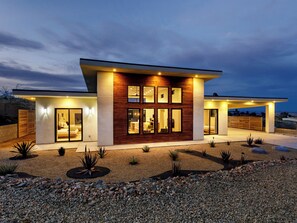 Exterior - Modern Desert Escape 5 minutes from Joshua Tree Park entrance with a hot tub (Joshua Tree)