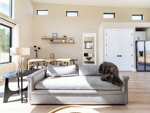 Smart TV - Modern Desert Escape 5 minutes from Joshua Tree Park entrance with a hot tub (Joshua Tree)