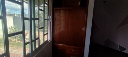 Ideal house for couples (pet friendly) with backyard