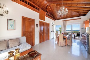 TV - Socrates Holidays Apt. 4 with Pool near the Beach (PEO Kissamou Chanion 27, Kamisiana 730 06, Greece)