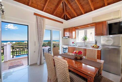 Socrates Holidays Apt. 4 with Pool near the Beach