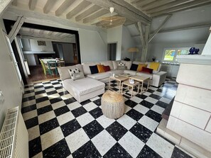 Smart TV, chimenea, videojuegos y libros 