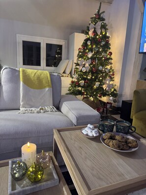 Smart TV, chimenea, videojuegos y libros 