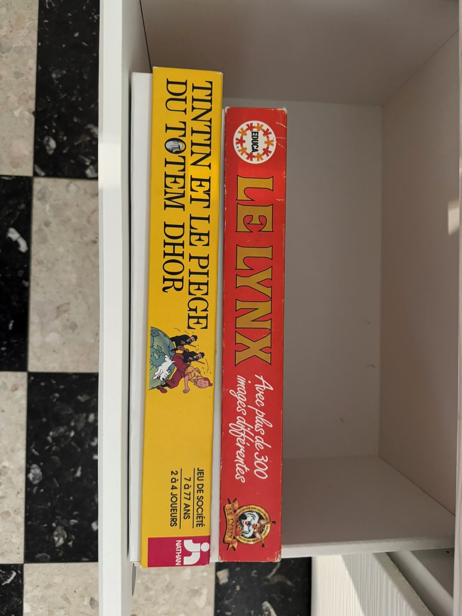 Deux livres sur une étagère.