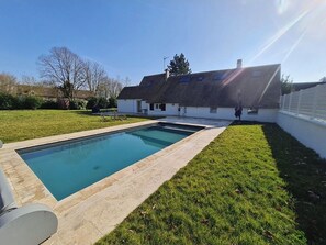 Utomhuspool och uppvärmd pool