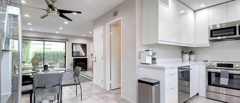 Kühlschrank, Mikrowelle, Ofen, Herdplatte