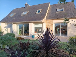 Exterior - ♿ Fully accessible haven of peace - The sea just 50 meters away! (Le Relecq-Kerhuon)