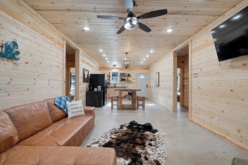 Cozy 3-bedroom cabin in awesome Hardy with AC - Near Cherokee Village WiFi