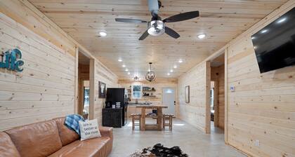 Cozy 3-bedroom cabin in awesome Hardy with AC - Near Cherokee Village WiFi