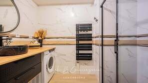 Regadera, secadora de cabello, toallas, jabón