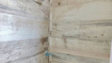 Apartemen, balkon | Shower kamar mandi